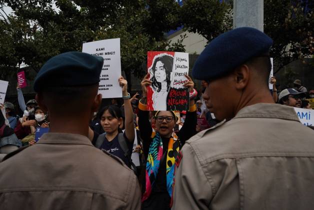 October 28, 2026, Jakarta, Indonesia: JAKARTA, INDONESIA, OCTOBER 28, 2026: University students and civil society groups demonstrate at the Hotel Indonesia roundabout (Bundaran HI) in Jakarta on Youth Pledge Day. Protesters call for forest and land fires to be declared a national disaster, a review of state spending, affordable education and the protection of civil liberties. Jakarta Indonesia  - ZUMAq101 20261028_zna_q101_121 Copyright: xDennisxJoelxPutrax