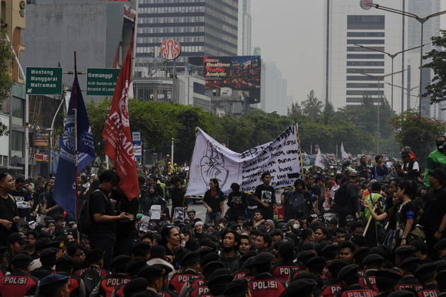 October 28, 2026, Jakarta, Indonesia: Indonesian students gather behind a large protest banner bearing messages criticizing environmental damage during a demonstration at jakarta Jakarta Indonesia  - ZUMAm265 20261028_zip_m265_001 Copyright: xAndrixMunazirx
