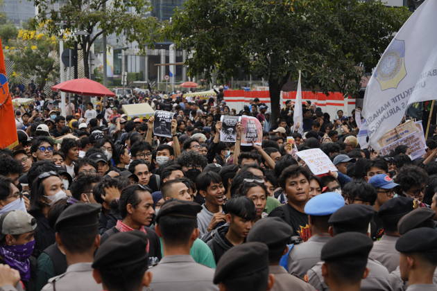 October 28, 2026, Jakarta, Indonesia: University students take part in a protest near the Thamrin area in Jakarta, Demonstrators gather in the city center carrying banners and placards, while police officers maintain a line around the crowd. Jakarta Indonesia  - ZUMAm265 20261028_zip_m265_007 Copyright: xAndrixMunazirx