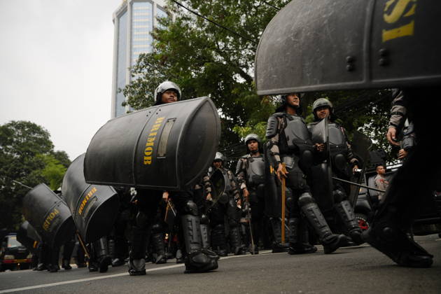 October 28, 2026, Jakarta, Indonesia: Indonesian police officers in riot gear carry protective shields during a student demonstration in Jakarta Jakarta Indonesia - ZUMAm265 20261028_zip_m265_006 Copyright: xAndrixMunazirx