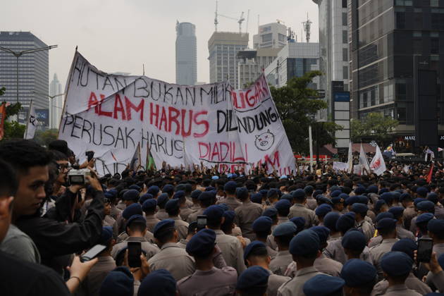 October 28, 2026, Jakarta, Indonesia: Student protesters gather behind a large banner bearing messages about environmental destruction as Indonesian police officers stand between them and the crowd during a demonstration near thamrin Jakarta Indonesia  - ZUMAm265 20261028_zip_m265_004 Copyright: xAndrixMunazirx