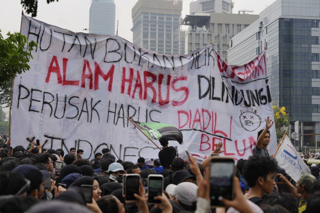 October 28, 2026, Jakarta, Indonesia: Indonesian students gather behind a large protest banner bearing messages criticizing environmental damage during a demonstration in Jakarta Jakarta Indonesia - ZUMAm265 20261028_zip_m265_008 Copyright: xAndrixMunazirx