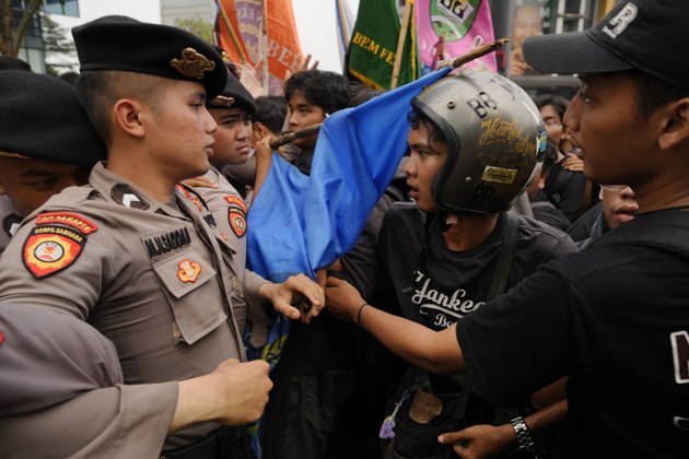 October 28, 2026, Jakarta, Indonesia: University students take part in a protest near the Thamrin area in Jakarta, Demonstrators gather in the city center carrying banners and placards, while police officers maintain a line around the crowd. Jakarta Indonesia  - ZUMAm265 20261028_zip_m265_010 Copyright: xAndrixMunazirx