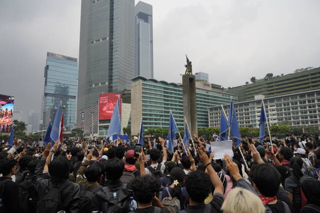 October 28, 2026, Jakarta, Indonesia: University students take part in a protest near the Thamrin area in Jakarta, Demonstrators gather in the city center carrying banners and placards, while police officers maintain a line around the crowd. Jakarta Indonesia - ZUMAm265 20261028_zip_m265_016 Copyright: xAndrixMunazirx