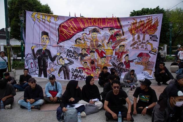 October 28, 2026, Yogyakarta, Indonesia: YOGYAKARTA, INDONESIA, OCTOBER 28, 2026: Students demonstrate at the Kilometer Zero intersection in Yogyakarta, criticizing the first two years of President Prabowo Subianto and Vice President Gibran Rakabuming Raka™s administration. Protesters demand lower prices for basic necessities, access to quality education, a review of public spending and an end to militarization in civilian spaces. They also call for forest and land fires to be declared a national disaster. Yogyakarta Indonesia - ZUMAq101 20261028_zna_q101_167 Copyright: xTopenxAnggaraxSaputrax