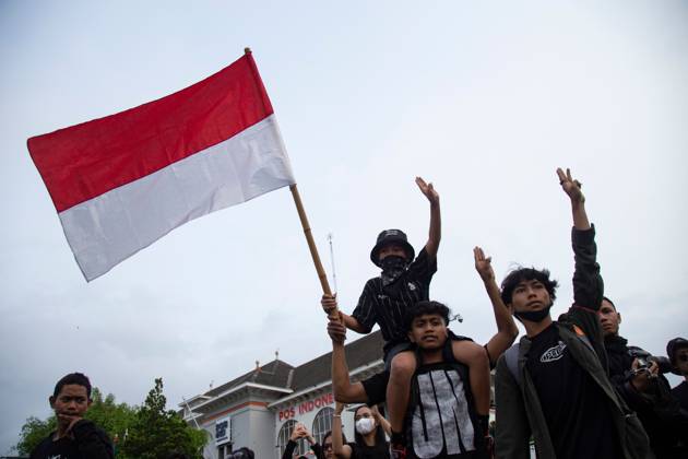 October 28, 2026, Yogyakarta, Indonesia: YOGYAKARTA, INDONESIA, OCTOBER 28, 2026: Students demonstrate at the Kilometer Zero intersection in Yogyakarta, criticizing the first two years of President Prabowo Subianto and Vice President Gibran Rakabuming Raka™s administration. Protesters demand lower prices for basic necessities, access to quality education, a review of public spending and an end to militarization in civilian spaces. They also call for forest and land fires to be declared a national disaster. Yogyakarta Indonesia - ZUMAq101 20261028_zna_q101_168 Copyright: xTopenxAnggaraxSaputrax