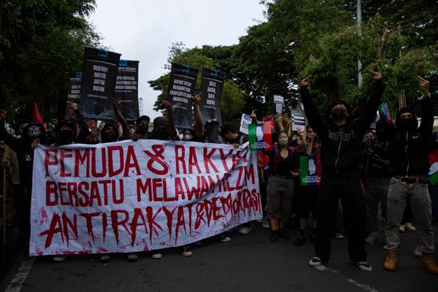 Yogyakarta students protest government policies YOGYAKARTA, INDONESIA, OCTOBER 28, 2026: Students demonstrate at the Kilometer Zero intersection in Yogyakarta, criticizing the first two years of President Prabowo Subianto and Vice President Gibran Rakabuming Raka™s administration. Protesters demand lower prices for basic necessities, access to quality education, a review of public spending and an end to militarization in civilian spaces. They also call for forest and land fires to be declared a national disaster. Yogyakarta Indonesia Copyright: x xTopenxAnggaraxSaputrax xJNAxPressx
