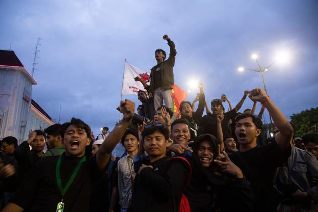 Yogyakarta students protest government policies YOGYAKARTA, INDONESIA, OCTOBER 28, 2026: Students demonstrate at the Kilometer Zero intersection in Yogyakarta, criticizing the first two years of President Prabowo Subianto and Vice President Gibran Rakabuming Raka™s administration. Protesters demand lower prices for basic necessities, access to quality education, a review of public spending and an end to militarization in civilian spaces. They also call for forest and land fires to be declared a national disaster. Yogyakarta Indonesia Copyright: x xTopenxAnggaraxSaputrax xJNAxPressx