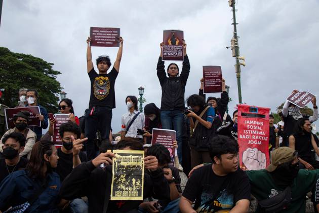 Yogyakarta students protest government policies YOGYAKARTA, INDONESIA, OCTOBER 28, 2026: Students demonstrate at the Kilometer Zero intersection in Yogyakarta, criticizing the first two years of President Prabowo Subianto and Vice President Gibran Rakabuming Raka™s administration. Protesters demand lower prices for basic necessities, access to quality education, a review of public spending and an end to militarization in civilian spaces. They also call for forest and land fires to be declared a national disaster. Yogyakarta Indonesia Copyright: x xTopenxAnggaraxSaputrax xJNAxPressx