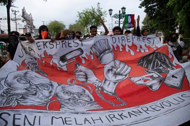 Yogyakarta students protest government policies YOGYAKARTA, INDONESIA, OCTOBER 28, 2026: Students demonstrate at the Kilometer Zero intersection in Yogyakarta, criticizing the first two years of President Prabowo Subianto and Vice President Gibran Rakabuming Raka™s administration. Protesters demand lower prices for basic necessities, access to quality education, a review of public spending and an end to militarization in civilian spaces. They also call for forest and land fires to be declared a national disaster. Yogyakarta Indonesia Copyright: x xTopenxAnggaraxSaputrax xJNAxPressx