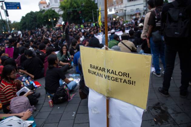 Yogyakarta students protest government policies YOGYAKARTA, INDONESIA, OCTOBER 28, 2026: Students demonstrate at the Kilometer Zero intersection in Yogyakarta, criticizing the first two years of President Prabowo Subianto and Vice President Gibran Rakabuming Raka™s administration. Protesters demand lower prices for basic necessities, access to quality education, a review of public spending and an end to militarization in civilian spaces. They also call for forest and land fires to be declared a national disaster. Yogyakarta Indonesia Copyright: x xTopenxAnggaraxSaputrax xJNAxPressx