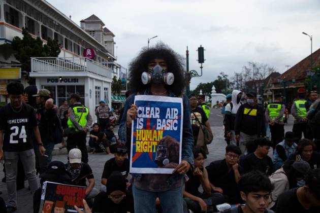 Yogyakarta students protest government policies YOGYAKARTA, INDONESIA, OCTOBER 28, 2026: Students demonstrate at the Kilometer Zero intersection in Yogyakarta, criticizing the first two years of President Prabowo Subianto and Vice President Gibran Rakabuming Raka™s administration. Protesters demand lower prices for basic necessities, access to quality education, a review of public spending and an end to militarization in civilian spaces. They also call for forest and land fires to be declared a national disaster. Yogyakarta Indonesia Copyright: x xTopenxAnggaraxSaputrax xJNAxPressx