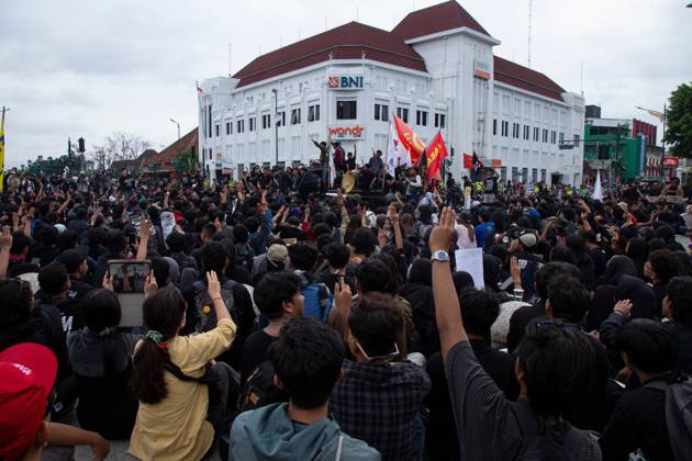 Yogyakarta students protest government policies YOGYAKARTA, INDONESIA, OCTOBER 28, 2026: Students demonstrate at the Kilometer Zero intersection in Yogyakarta, criticizing the first two years of President Prabowo Subianto and Vice President Gibran Rakabuming Raka™s administration. Protesters demand lower prices for basic necessities, access to quality education, a review of public spending and an end to militarization in civilian spaces. They also call for forest and land fires to be declared a national disaster. Yogyakarta Indonesia Copyright: x xTopenxAnggaraxSaputrax xJNAxPressx