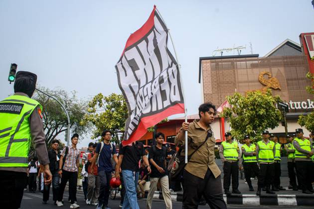 October 28, 2026, Surakarta, Indonesia: SURAKARTA, INDONESIA - October 28, 2026: Students and members of the general public take part in a demonstration on Slamet Riyadi Street. The demonstration was organized to protest the poor performance of the Prabowo-Gibran administration over the past two years. Surakarta Indonesia - ZUMAq101 20261028_zna_q101_191 Copyright: xAhmadxFauzixHerdiansyahx