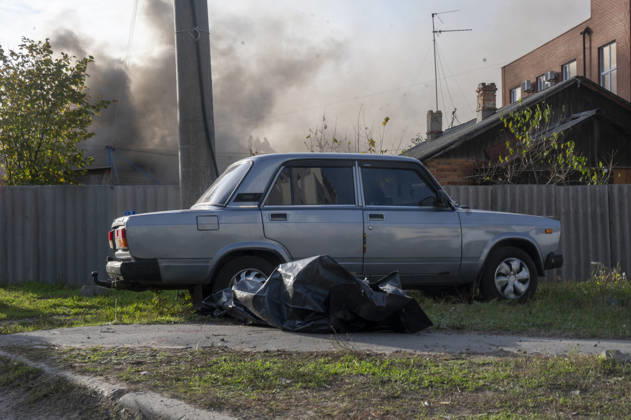Russian drone strike on postal facility in Kharkiv leaves one dead and four injured KHARKIV, UKRAINE - OCTOBER 28: Emergency personnel work at the scene following a Russian attack on a postal service branch in Kharkiv, Ukraine, on October 28, 2026. Local authorities reported that Russian forces struck the facility around 12:55 p.m. using a Geran-3 attack drone, triggering a fire at the site that resulted in the death of a 38-year-old man and injured four others including a woman. Serhii Masin Anadolu Kharkiv Ukraine. Editorial use only. Please get in touch for any other usage.  Copyright: x2026xAnadoluxSerhiixMasinx