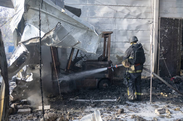 Russian drone strike on postal facility in Kharkiv leaves one dead and four injured KHARKIV, UKRAINE - OCTOBER 28: Emergency personnel work at the scene following a Russian attack on a postal service branch in Kharkiv, Ukraine, on October 28, 2026. Local authorities reported that Russian forces struck the facility around 12:55 p.m. using a Geran-3 attack drone, triggering a fire at the site that resulted in the death of a 38-year-old man and injured four others including a woman. Serhii Masin Anadolu Kharkiv Ukraine. Editorial use only. Please get in touch for any other usage.  Copyright: x2026xAnadoluxSerhiixMasinx