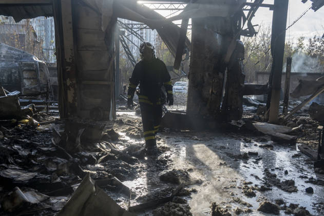 Russian drone strike on postal facility in Kharkiv leaves one dead and four injured KHARKIV, UKRAINE - OCTOBER 28: Emergency personnel work at the scene following a Russian attack on a postal service branch in Kharkiv, Ukraine, on October 28, 2026. Local authorities reported that Russian forces struck the facility around 12:55 p.m. using a Geran-3 attack drone, triggering a fire at the site that resulted in the death of a 38-year-old man and injured four others including a woman. Serhii Masin Anadolu Kharkiv Ukraine. Editorial use only. Please get in touch for any other usage.  Copyright: x2026xAnadoluxSerhiixMasinx