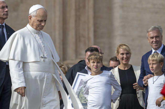 ITALY - POPE - VATICAN-2026 10 28 Italy, Rome, Vatican, 2026 10 28 Pope Leo XIV waves to faithful as he leaves after the weekly general audience in St. Peter s Square at the Vatican n . EDITORIAL USE ONLY - NO BOOKS Copyright: xALESSIAxGIULIANIx xCatholicxPressxPhotox