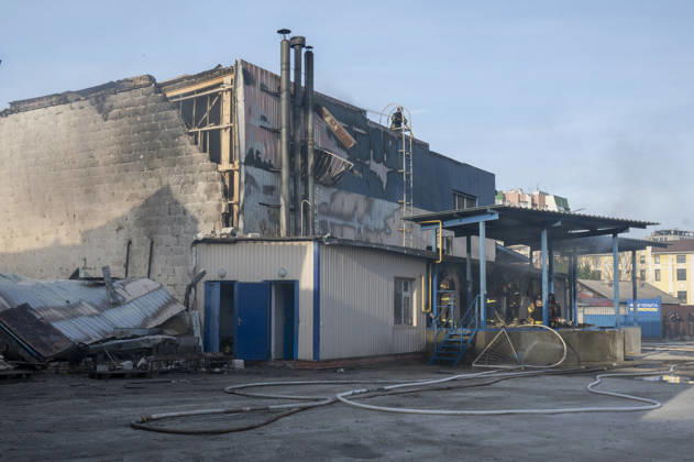 Russian drone strike on postal facility in Kharkiv leaves one dead and four injured KHARKIV, UKRAINE - OCTOBER 28: Emergency personnel work at the scene following a Russian attack on a postal service branch in Kharkiv, Ukraine, on October 28, 2026. Local authorities reported that Russian forces struck the facility around 12:55 p.m. using a Geran-3 attack drone, triggering a fire at the site that resulted in the death of a 38-year-old man and injured four others including a woman. Serhii Masin Anadolu Kharkiv Ukraine. Editorial use only. Please get in touch for any other usage.  Copyright: x2026xAnadoluxSerhiixMasinx