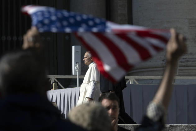 ITALY - POPE - VATICAN-2026 10 28 Italy, Rome, Vatican, 2026 10 28 Pope Leo XIV waves to faithful as he leaves after the weekly general audience in St. Peter s Square at the Vatican n . EDITORIAL USE ONLY - NO BOOKS Copyright: xALESSIAxGIULIANIx xCatholicxPressxPhotox