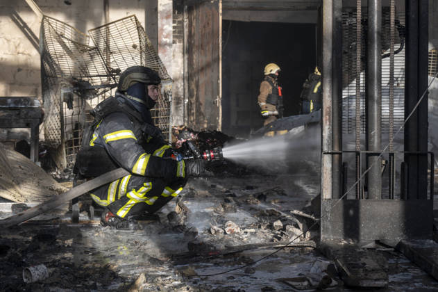 Russian drone strike on postal facility in Kharkiv leaves one dead and four injured KHARKIV, UKRAINE - OCTOBER 28: Emergency personnel work at the scene following a Russian attack on a postal service branch in Kharkiv, Ukraine, on October 28, 2026. Local authorities reported that Russian forces struck the facility around 12:55 p.m. using a Geran-3 attack drone, triggering a fire at the site that resulted in the death of a 38-year-old man and injured four others including a woman. Serhii Masin Anadolu Kharkiv Ukraine. Editorial use only. Please get in touch for any other usage.  Copyright: x2026xAnadoluxSerhiixMasinx