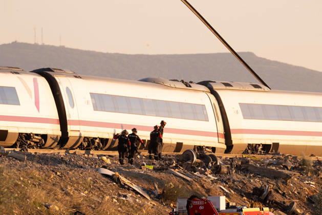 October 28, 2026, Urda, Toledo, Spain: October 28, 2026, Urda, Toledo, Spain: At least 68 people have died and dozens more were injured after two high-speed passenger trains collided near Urda station in the province of Toledo on Wednesday morning, regional authorities confirmed. The catastrophe occurred at approximately 08:53 AM when a state-owned Renfe AVE train struck the rear of a stationary train operated by private carrier Iryo. More than 500 passengers were on board both convoys, which were traveling along the Madrid-Andalusia high-speed corridor. Spanish Transport Minister ü scar Puente stated that the collision followed a safety system failure, after which an inexplicable order was issued from the control center allowing the A - ZUMAd308 20261028_zsp_d308_040 Copyright: xJuanxCarlosxLucasx