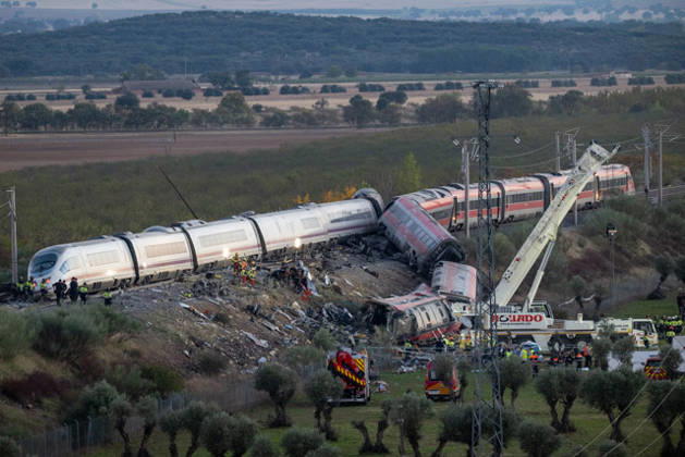 October 28, 2026, Urda, Toledo, Spain: October 28, 2026, Urda, Toledo, Spain: At least 68 people have died and dozens more were injured after two high-speed passenger trains collided near Urda station in the province of Toledo on Wednesday morning, regional authorities confirmed. The catastrophe occurred at approximately 08:53 AM when a state-owned Renfe AVE train struck the rear of a stationary train operated by private carrier Iryo. More than 500 passengers were on board both convoys, which were traveling along the Madrid-Andalusia high-speed corridor. Spanish Transport Minister ü scar Puente stated that the collision followed a safety system failure, after which an inexplicable order was issued from the control center allowing the A - ZUMAd308 20261028_zsp_d308_074 Copyright: xJuanxCarlosxLucasx