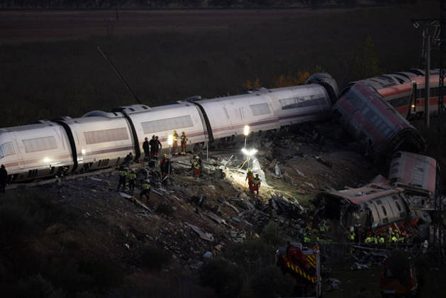 October 28, 2026, Urda, Toledo, Spain: October 28, 2026, Urda, Toledo, Spain: At least 68 people have died and dozens more were injured after two high-speed passenger trains collided near Urda station in the province of Toledo on Wednesday morning, regional authorities confirmed. The catastrophe occurred at approximately 08:53 AM when a state-owned Renfe AVE train struck the rear of a stationary train operated by private carrier Iryo. More than 500 passengers were on board both convoys, which were traveling along the Madrid-Andalusia high-speed corridor. Spanish Transport Minister ü scar Puente stated that the collision followed a safety system failure, after which an inexplicable order was issued from the control center allowing the A - ZUMAd308 20261028_zsp_d308_085 Copyright: xJuanxCarlosxLucasx