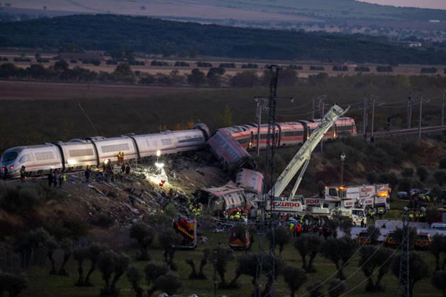 October 28, 2026, Urda, Toledo, Spain: October 28, 2026, Urda, Toledo, Spain: At least 68 people have died and dozens more were injured after two high-speed passenger trains collided near Urda station in the province of Toledo on Wednesday morning, regional authorities confirmed. The catastrophe occurred at approximately 08:53 AM when a state-owned Renfe AVE train struck the rear of a stationary train operated by private carrier Iryo. More than 500 passengers were on board both convoys, which were traveling along the Madrid-Andalusia high-speed corridor. Spanish Transport Minister ü scar Puente stated that the collision followed a safety system failure, after which an inexplicable order was issued from the control center allowing the A - ZUMAd308 20261028_zsp_d308_087 Copyright: xJuanxCarlosxLucasx