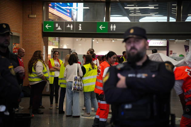 Madrid-Andalusia High-Speed Line Suspended Due to the Urda Toledo Accident. Passengers on the trains arrive in Córdoba following the rail accident in Urda Toledo, which has forced the suspension of service on the Madrid-Andalusia high-speed line. October 28, 2026, in Córdoba, Andalusia, Spain. Initial indications regarding the railway accident between Mora and Urda Toledo, which occurred shortly before 9:00 a.m. this Wednesday, suggest that a Renfe AVE may have struck an Iryo train from behind, causing two cars of the Iryo train to derail. October 28, 2026 María José Ló Córdoba, Andalusia, Spain  Copyright: xMariaxJosÃ xLopezx 7875014