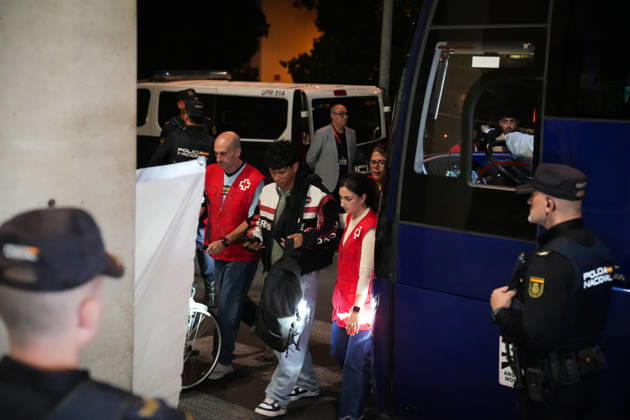 Madrid-Andalusia High-Speed Line Suspended Due to the Urda Toledo Accident. Passengers on the trains arrive in Córdoba following the rail accident in Urda Toledo, which has forced the suspension of service on the Madrid-Andalusia high-speed line. October 28, 2026, in Córdoba, Andalusia, Spain. Initial indications regarding the railway accident between Mora and Urda Toledo, which occurred shortly before 9:00 a.m. this Wednesday, suggest that a Renfe AVE may have struck an Iryo train from behind, causing two cars of the Iryo train to derail. OCTOBER 28, 2026 María José Ló Córdoba, Andalusia, Spain  Copyright: xMariaxJosÃ xLopezx 7875017