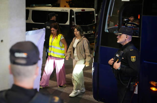 Madrid-Andalusia High-Speed Line Suspended Due to the Urda Toledo Accident. Passengers on the trains arrive in Córdoba following the rail accident in Urda Toledo, which has forced the suspension of service on the Madrid-Andalusia high-speed line. October 28, 2026, in Córdoba, Andalusia, Spain. Initial indications regarding the railway accident between Mora and Urda Toledo, which occurred shortly before 9:00 a.m. this Wednesday, suggest that a Renfe AVE may have struck an Iryo train from behind, causing two cars of the Iryo train to derail. OCTOBER 28, 2026 María José Ló Córdoba, Andalusia, Spain  Copyright: xMariaxJosÃ xLopezx 7875019