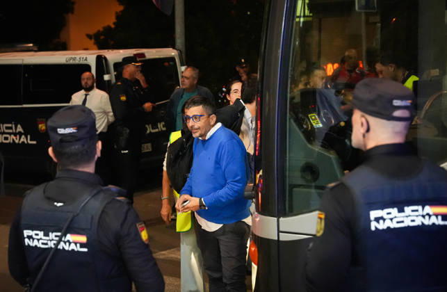 Madrid-Andalusia High-Speed Line Suspended Due to the Urda Toledo Accident. Passengers on the trains arrive in Córdoba following the rail accident in Urda Toledo, which has forced the suspension of service on the Madrid-Andalusia high-speed line. October 28, 2026, in Córdoba, Andalusia, Spain. Initial indications regarding the railway accident between Mora and Urda Toledo, which occurred shortly before 9:00 a.m. this Wednesday, suggest that a Renfe AVE may have struck an Iryo train from behind, causing two cars of the Iryo train to derail. OCTOBER 28, 2026 María José Ló Córdoba, Andalusia, Spain  Copyright: xMariaxJosÃ xLopezx 7875029