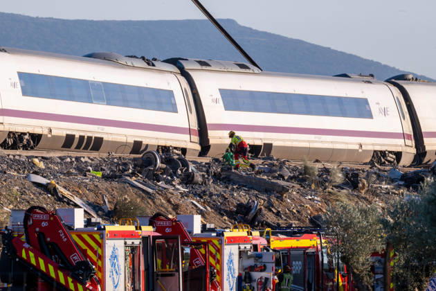 October 28, 2026, Urda, Toledo, Spain: October 28, 2026, Urda, Toledo, Spain: October 28, 2026, Urda, Toledo, Spain: At least 68 people have died and dozens more were injured after two high-speed passenger trains collided near Urda station in the province of Toledo on Wednesday morning, regional authorities confirmed. The catastrophe occurred at approximately 08:53 AM when a state-owned Renfe AVE train struck the rear of a stationary train operated by private carrier Iryo. More than 500 passengers were on board both convoys, which were traveling along the Madrid-Andalusia high-speed corridor. Spanish Transport Minister ü scar Puente stated that the collision followed a safety system failure, after which an inexplicable order was issued - ZUMAd308 20261028_zsp_d308_090 Copyright: xJuanxCarlosxLucasx