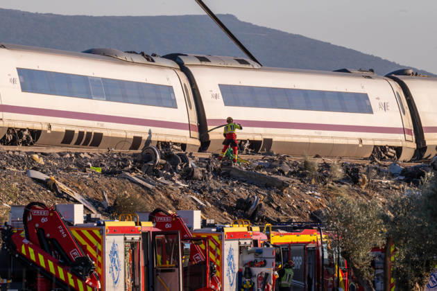 October 28, 2026, Urda, Toledo, Spain: October 28, 2026, Urda, Toledo, Spain: October 28, 2026, Urda, Toledo, Spain: At least 68 people have died and dozens more were injured after two high-speed passenger trains collided near Urda station in the province of Toledo on Wednesday morning, regional authorities confirmed. The catastrophe occurred at approximately 08:53 AM when a state-owned Renfe AVE train struck the rear of a stationary train operated by private carrier Iryo. More than 500 passengers were on board both convoys, which were traveling along the Madrid-Andalusia high-speed corridor. Spanish Transport Minister ü scar Puente stated that the collision followed a safety system failure, after which an inexplicable order was issued - ZUMAd308 20261028_zsp_d308_092 Copyright: xJuanxCarlosxLucasx