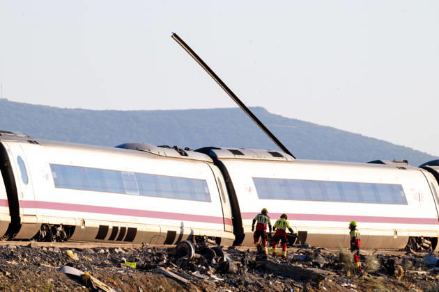 October 28, 2026, Urda, Toledo, Spain: October 28, 2026, Urda, Toledo, Spain: October 28, 2026, Urda, Toledo, Spain: At least 68 people have died and dozens more were injured after two high-speed passenger trains collided near Urda station in the province of Toledo on Wednesday morning, regional authorities confirmed. The catastrophe occurred at approximately 08:53 AM when a state-owned Renfe AVE train struck the rear of a stationary train operated by private carrier Iryo. More than 500 passengers were on board both convoys, which were traveling along the Madrid-Andalusia high-speed corridor. Spanish Transport Minister ü scar Puente stated that the collision followed a safety system failure, after which an inexplicable order was issued - ZUMAd308 20261028_zsp_d308_094 Copyright: xJuanxCarlosxLucasx
