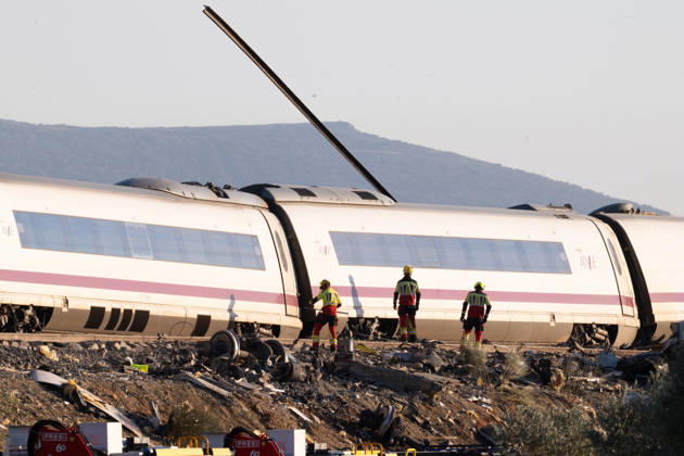October 28, 2026, Urda, Toledo, Spain: October 28, 2026, Urda, Toledo, Spain: October 28, 2026, Urda, Toledo, Spain: At least 68 people have died and dozens more were injured after two high-speed passenger trains collided near Urda station in the province of Toledo on Wednesday morning, regional authorities confirmed. The catastrophe occurred at approximately 08:53 AM when a state-owned Renfe AVE train struck the rear of a stationary train operated by private carrier Iryo. More than 500 passengers were on board both convoys, which were traveling along the Madrid-Andalusia high-speed corridor. Spanish Transport Minister ü scar Puente stated that the collision followed a safety system failure, after which an inexplicable order was issued - ZUMAd308 20261028_zsp_d308_095 Copyright: xJuanxCarlosxLucasx