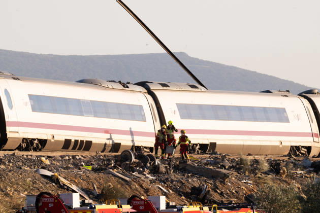 October 28, 2026, Urda, Toledo, Spain: October 28, 2026, Urda, Toledo, Spain: October 28, 2026, Urda, Toledo, Spain: At least 68 people have died and dozens more were injured after two high-speed passenger trains collided near Urda station in the province of Toledo on Wednesday morning, regional authorities confirmed. The catastrophe occurred at approximately 08:53 AM when a state-owned Renfe AVE train struck the rear of a stationary train operated by private carrier Iryo. More than 500 passengers were on board both convoys, which were traveling along the Madrid-Andalusia high-speed corridor. Spanish Transport Minister ü scar Puente stated that the collision followed a safety system failure, after which an inexplicable order was issued - ZUMAd308 20261028_zsp_d308_097 Copyright: xJuanxCarlosxLucasx