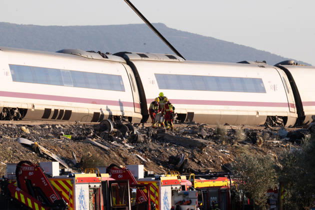October 28, 2026, Urda, Toledo, Spain: October 28, 2026, Urda, Toledo, Spain: October 28, 2026, Urda, Toledo, Spain: At least 68 people have died and dozens more were injured after two high-speed passenger trains collided near Urda station in the province of Toledo on Wednesday morning, regional authorities confirmed. The catastrophe occurred at approximately 08:53 AM when a state-owned Renfe AVE train struck the rear of a stationary train operated by private carrier Iryo. More than 500 passengers were on board both convoys, which were traveling along the Madrid-Andalusia high-speed corridor. Spanish Transport Minister ü scar Puente stated that the collision followed a safety system failure, after which an inexplicable order was issued - ZUMAd308 20261028_zsp_d308_096 Copyright: xJuanxCarlosxLucasx