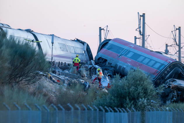 October 28, 2026, Urda, Toledo, Spain: October 28, 2026, Urda, Toledo, Spain: October 28, 2026, Urda, Toledo, Spain: At least 68 people have died and dozens more were injured after two high-speed passenger trains collided near Urda station in the province of Toledo on Wednesday morning, regional authorities confirmed. The catastrophe occurred at approximately 08:53 AM when a state-owned Renfe AVE train struck the rear of a stationary train operated by private carrier Iryo. More than 500 passengers were on board both convoys, which were traveling along the Madrid-Andalusia high-speed corridor. Spanish Transport Minister ü scar Puente stated that the collision followed a safety system failure, after which an inexplicable order was issued - ZUMAd308 20261028_zsp_d308_129 Copyright: xJuanxCarlosxLucasx