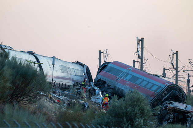 October 28, 2026, Urda, Toledo, Spain: October 28, 2026, Urda, Toledo, Spain: October 28, 2026, Urda, Toledo, Spain: At least 68 people have died and dozens more were injured after two high-speed passenger trains collided near Urda station in the province of Toledo on Wednesday morning, regional authorities confirmed. The catastrophe occurred at approximately 08:53 AM when a state-owned Renfe AVE train struck the rear of a stationary train operated by private carrier Iryo. More than 500 passengers were on board both convoys, which were traveling along the Madrid-Andalusia high-speed corridor. Spanish Transport Minister ü scar Puente stated that the collision followed a safety system failure, after which an inexplicable order was issued - ZUMAd308 20261028_zsp_d308_145 Copyright: xJuanxCarlosxLucasx