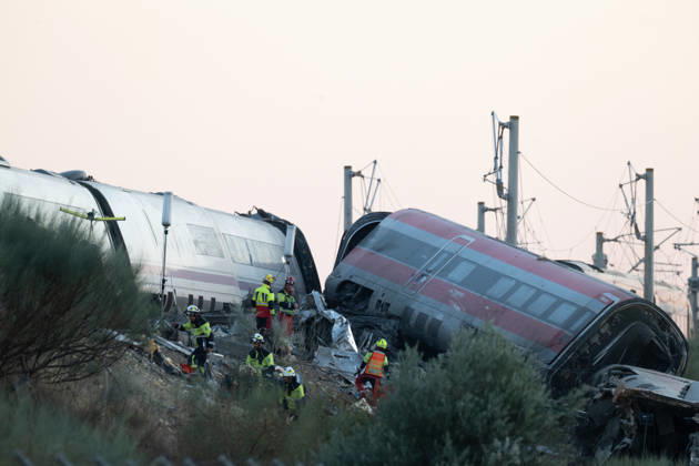 October 28, 2026, Urda, Toledo, Spain: October 28, 2026, Urda, Toledo, Spain: October 28, 2026, Urda, Toledo, Spain: At least 68 people have died and dozens more were injured after two high-speed passenger trains collided near Urda station in the province of Toledo on Wednesday morning, regional authorities confirmed. The catastrophe occurred at approximately 08:53 AM when a state-owned Renfe AVE train struck the rear of a stationary train operated by private carrier Iryo. More than 500 passengers were on board both convoys, which were traveling along the Madrid-Andalusia high-speed corridor. Spanish Transport Minister ü scar Puente stated that the collision followed a safety system failure, after which an inexplicable order was issued - ZUMAd308 20261028_zsp_d308_146 Copyright: xJuanxCarlosxLucasx
