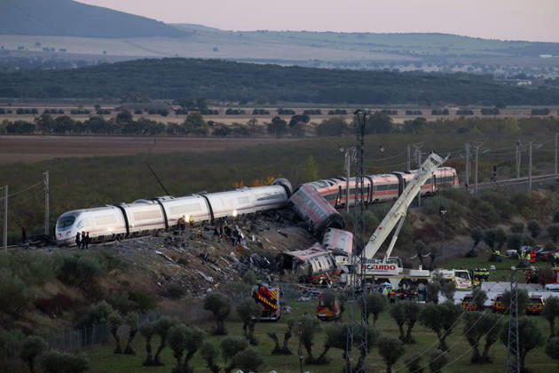 October 28, 2026, Urda, Toledo, Spain: October 28, 2026, Urda, Toledo, Spain: October 28, 2026, Urda, Toledo, Spain: At least 68 people have died and dozens more were injured after two high-speed passenger trains collided near Urda station in the province of Toledo on Wednesday morning, regional authorities confirmed. The catastrophe occurred at approximately 08:53 AM when a state-owned Renfe AVE train struck the rear of a stationary train operated by private carrier Iryo. More than 500 passengers were on board both convoys, which were traveling along the Madrid-Andalusia high-speed corridor. Spanish Transport Minister ü scar Puente stated that the collision followed a safety system failure, after which an inexplicable order was issued - ZUMAd308 20261028_zsp_d308_148 Copyright: xJuanxCarlosxLucasx