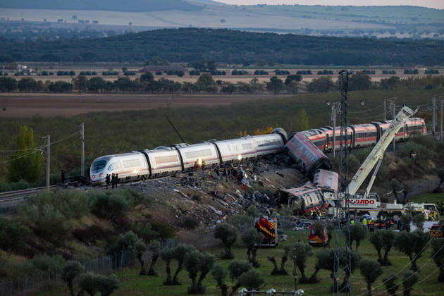 October 28, 2026, Urda, Toledo, Spain: October 28, 2026, Urda, Toledo, Spain: October 28, 2026, Urda, Toledo, Spain: At least 68 people have died and dozens more were injured after two high-speed passenger trains collided near Urda station in the province of Toledo on Wednesday morning, regional authorities confirmed. The catastrophe occurred at approximately 08:53 AM when a state-owned Renfe AVE train struck the rear of a stationary train operated by private carrier Iryo. More than 500 passengers were on board both convoys, which were traveling along the Madrid-Andalusia high-speed corridor. Spanish Transport Minister ü scar Puente stated that the collision followed a safety system failure, after which an inexplicable order was issued - ZUMAd308 20261028_zsp_d308_149 Copyright: xJuanxCarlosxLucasx