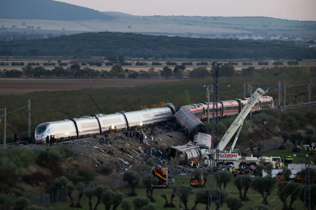 October 28, 2026, Urda, Toledo, Spain: October 28, 2026, Urda, Toledo, Spain: October 28, 2026, Urda, Toledo, Spain: At least 68 people have died and dozens more were injured after two high-speed passenger trains collided near Urda station in the province of Toledo on Wednesday morning, regional authorities confirmed. The catastrophe occurred at approximately 08:53 AM when a state-owned Renfe AVE train struck the rear of a stationary train operated by private carrier Iryo. More than 500 passengers were on board both convoys, which were traveling along the Madrid-Andalusia high-speed corridor. Spanish Transport Minister ü scar Puente stated that the collision followed a safety system failure, after which an inexplicable order was issued - ZUMAd308 20261028_zsp_d308_150 Copyright: xJuanxCarlosxLucasx