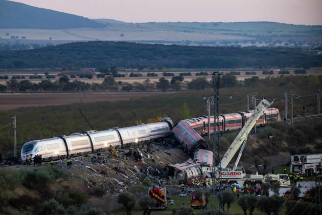 October 28, 2026, Urda, Toledo, Spain: October 28, 2026, Urda, Toledo, Spain: October 28, 2026, Urda, Toledo, Spain: At least 68 people have died and dozens more were injured after two high-speed passenger trains collided near Urda station in the province of Toledo on Wednesday morning, regional authorities confirmed. The catastrophe occurred at approximately 08:53 AM when a state-owned Renfe AVE train struck the rear of a stationary train operated by private carrier Iryo. More than 500 passengers were on board both convoys, which were traveling along the Madrid-Andalusia high-speed corridor. Spanish Transport Minister ü scar Puente stated that the collision followed a safety system failure, after which an inexplicable order was issued - ZUMAd308 20261028_zsp_d308_155 Copyright: xJuanxCarlosxLucasx