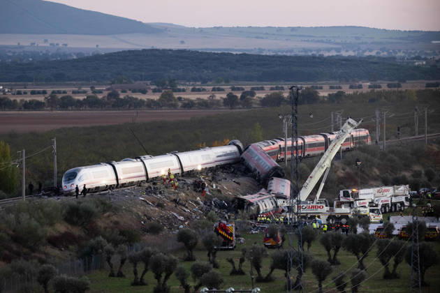 October 28, 2026, Urda, Toledo, Spain: October 28, 2026, Urda, Toledo, Spain: October 28, 2026, Urda, Toledo, Spain: At least 68 people have died and dozens more were injured after two high-speed passenger trains collided near Urda station in the province of Toledo on Wednesday morning, regional authorities confirmed. The catastrophe occurred at approximately 08:53 AM when a state-owned Renfe AVE train struck the rear of a stationary train operated by private carrier Iryo. More than 500 passengers were on board both convoys, which were traveling along the Madrid-Andalusia high-speed corridor. Spanish Transport Minister ü scar Puente stated that the collision followed a safety system failure, after which an inexplicable order was issued - ZUMAd308 20261028_zsp_d308_156 Copyright: xJuanxCarlosxLucasx