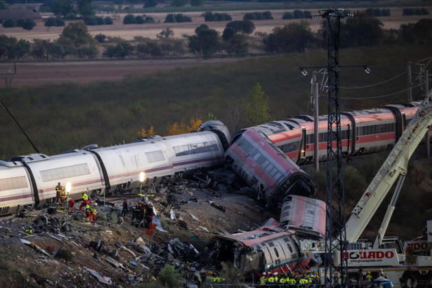October 28, 2026, Urda, Toledo, Spain: October 28, 2026, Urda, Toledo, Spain: October 28, 2026, Urda, Toledo, Spain: At least 68 people have died and dozens more were injured after two high-speed passenger trains collided near Urda station in the province of Toledo on Wednesday morning, regional authorities confirmed. The catastrophe occurred at approximately 08:53 AM when a state-owned Renfe AVE train struck the rear of a stationary train operated by private carrier Iryo. More than 500 passengers were on board both convoys, which were traveling along the Madrid-Andalusia high-speed corridor. Spanish Transport Minister ü scar Puente stated that the collision followed a safety system failure, after which an inexplicable order was issued - ZUMAd308 20261028_zsp_d308_157 Copyright: xJuanxCarlosxLucasx