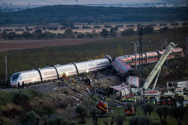 October 28, 2026, Urda, Toledo, Spain: October 28, 2026, Urda, Toledo, Spain: October 28, 2026, Urda, Toledo, Spain: At least 68 people have died and dozens more were injured after two high-speed passenger trains collided near Urda station in the province of Toledo on Wednesday morning, regional authorities confirmed. The catastrophe occurred at approximately 08:53 AM when a state-owned Renfe AVE train struck the rear of a stationary train operated by private carrier Iryo. More than 500 passengers were on board both convoys, which were traveling along the Madrid-Andalusia high-speed corridor. Spanish Transport Minister ü scar Puente stated that the collision followed a safety system failure, after which an inexplicable order was issued - ZUMAd308 20261028_zsp_d308_158 Copyright: xJuanxCarlosxLucasx