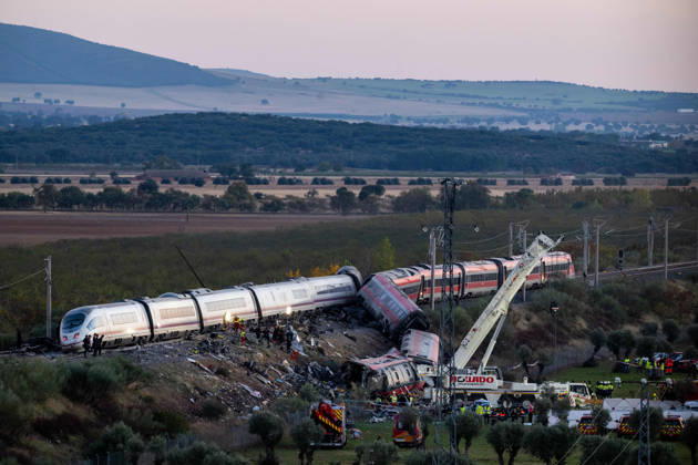 October 28, 2026, Urda, Toledo, Spain: October 28, 2026, Urda, Toledo, Spain: October 28, 2026, Urda, Toledo, Spain: At least 68 people have died and dozens more were injured after two high-speed passenger trains collided near Urda station in the province of Toledo on Wednesday morning, regional authorities confirmed. The catastrophe occurred at approximately 08:53 AM when a state-owned Renfe AVE train struck the rear of a stationary train operated by private carrier Iryo. More than 500 passengers were on board both convoys, which were traveling along the Madrid-Andalusia high-speed corridor. Spanish Transport Minister ü scar Puente stated that the collision followed a safety system failure, after which an inexplicable order was issued - ZUMAd308 20261028_zsp_d308_151 Copyright: xJuanxCarlosxLucasx